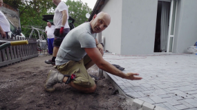 "Polowanie na ogród": metamorfoza tarasu z wylewki betonowej